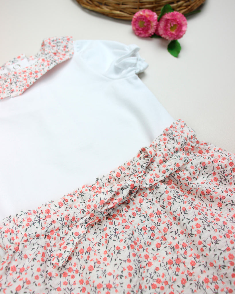 Zoom d'un look comportant le panty volanté pour bébé fille à motifs fleurs de cerisier et un t-shirt blanc avec un col volanté assorti de la marque Bobine Paris.