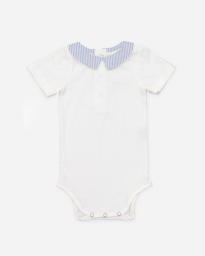 Body bébé blanc à col pointu à rayures bleues de la marque Bobine Paris.