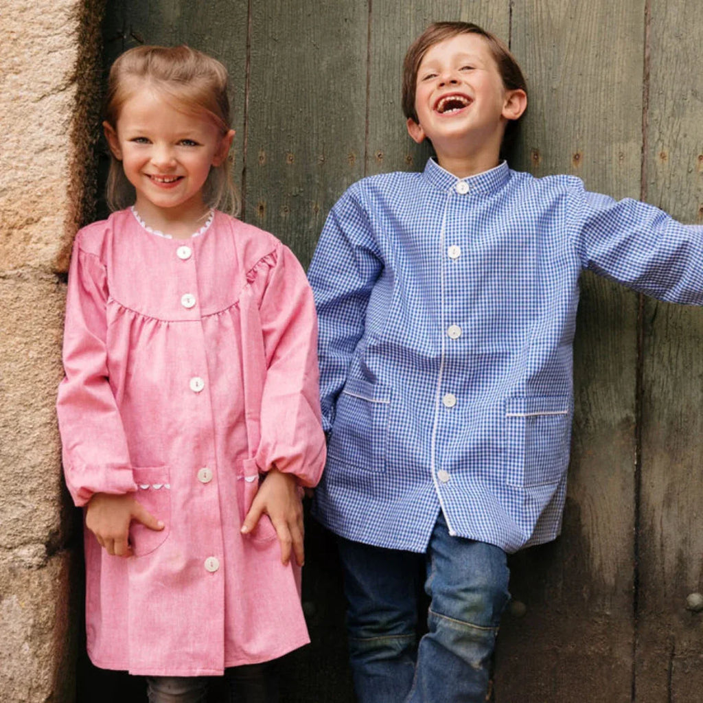 Le Tablier Bobine : Quand l’Élégance Scolaire Rencontre la Praticité