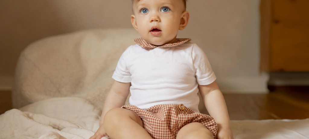 Photo d'un bébé garçon portant un ensemble en laine et cachemire beige clair Bobine Paris