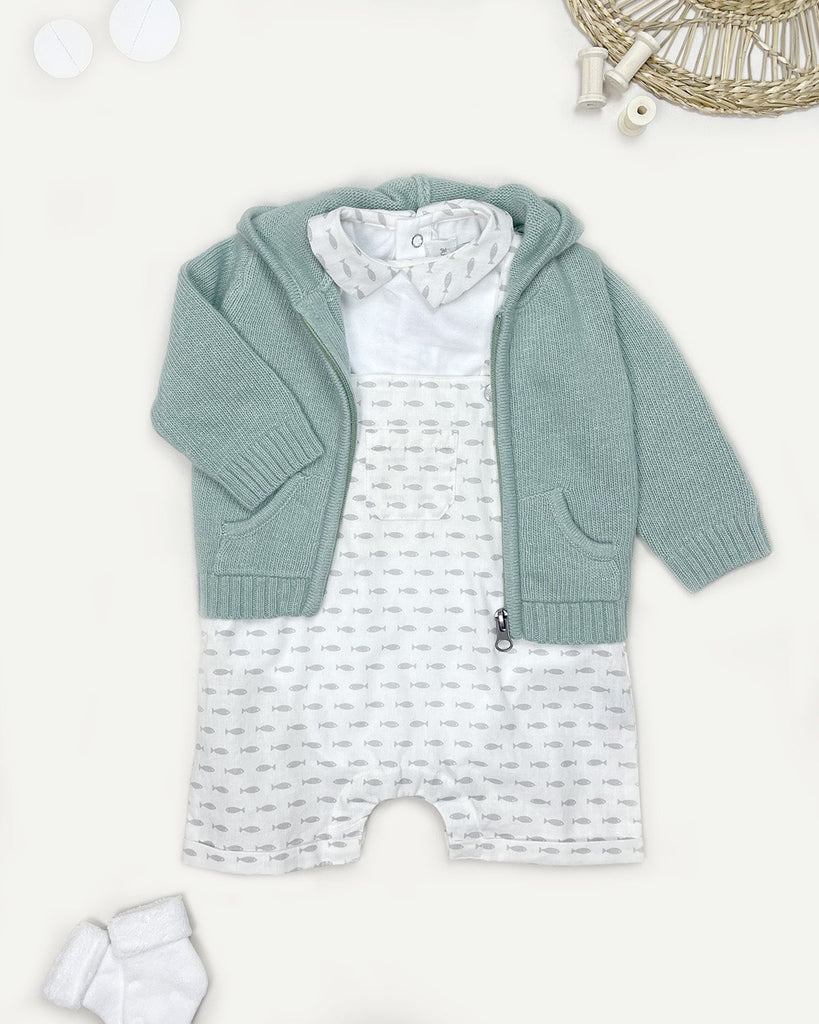 Look comportant la salopette bébé garçon à motif petits poissons gris avec un t-shirt blanc à col pointu assorti et un gilet zippé vert émeraude de la marque Bobine Paris.