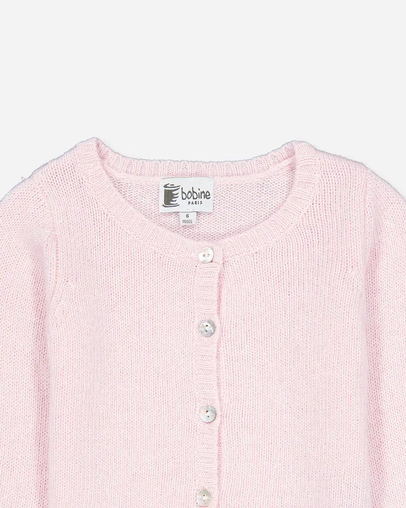 Zoom du cardigan pour bébé à col rond en couleur rose blush et en laine et cachemire de la marque Bobine Paris.