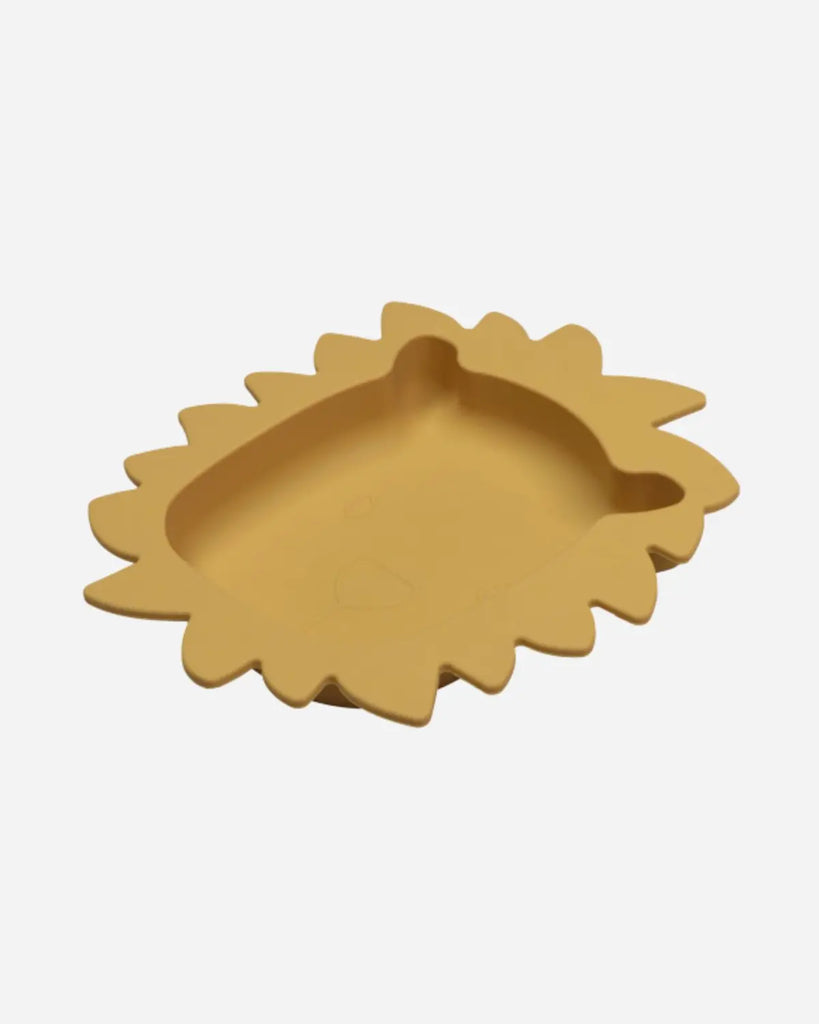 Vue de coté de l'assiette en silicone jaune en forme de tête de lion pour bébé