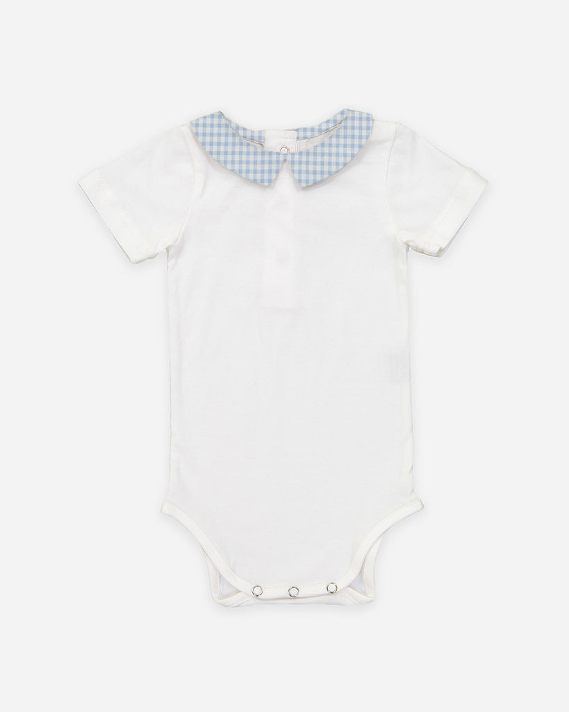 Body bébé blanc à col pointu imprimé vichy couleur ciel de la marque Bobine Paris.