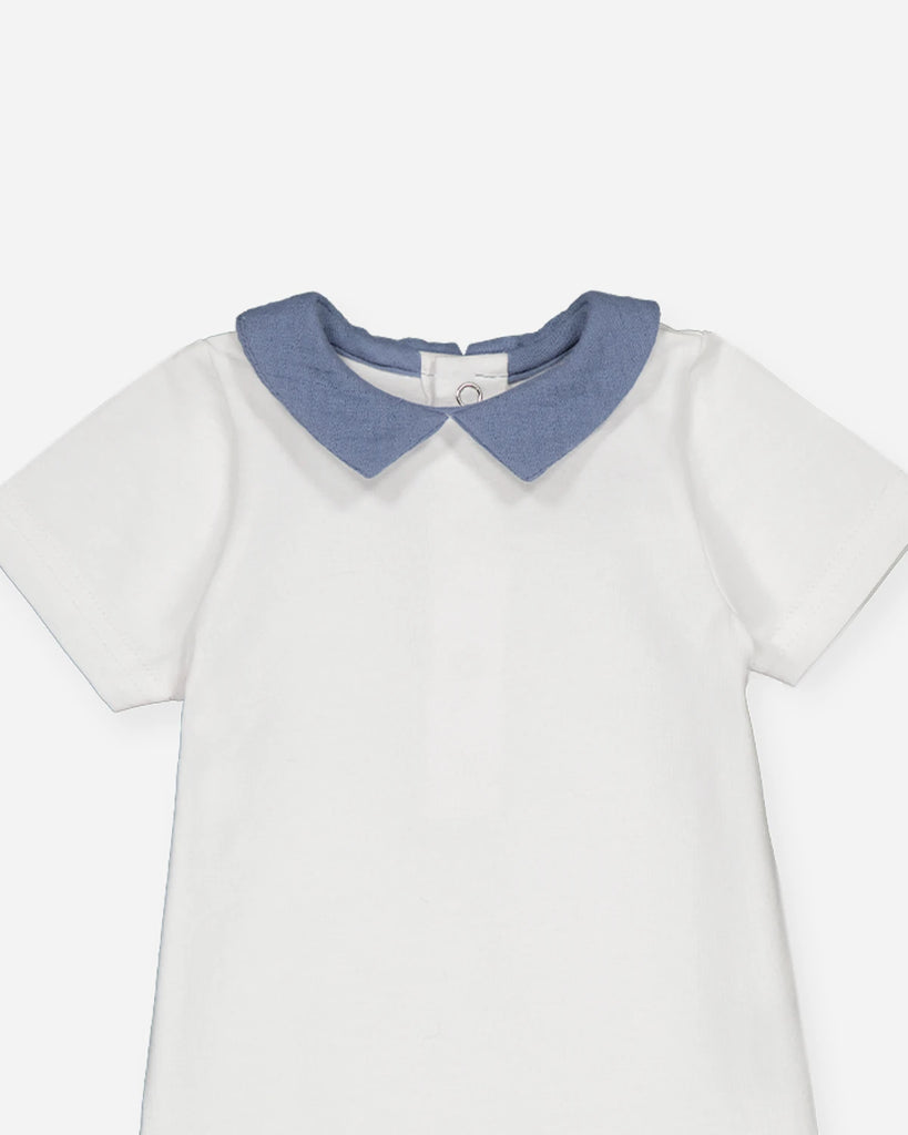 Zoom du body blanc en gaze de coton couleur bleu jean pour bébé garçon de la marque Bobine Paris.