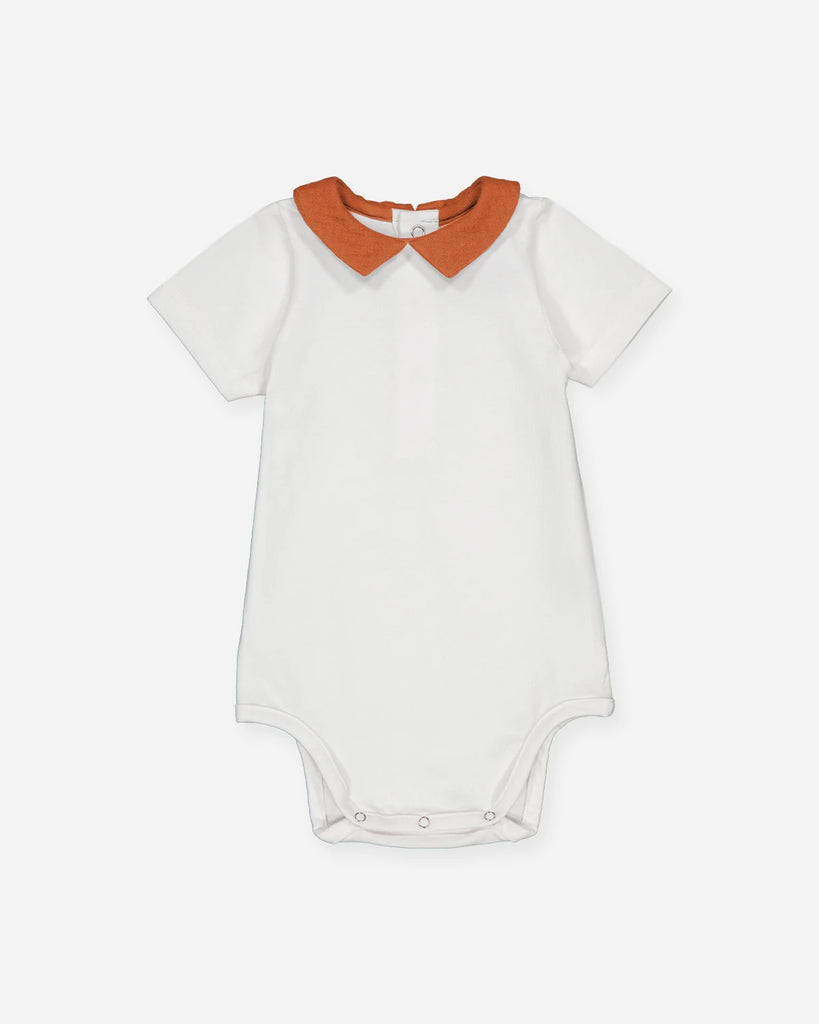 Body blanc à col pointu en gaze de coton couleur argile pour bébé garçon de la marque Bobine Paris.