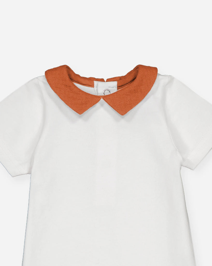 Zoom du body blanc à col pointu en gaze de coton couleur argile pour bébé garçon de la marque Bobine Paris.