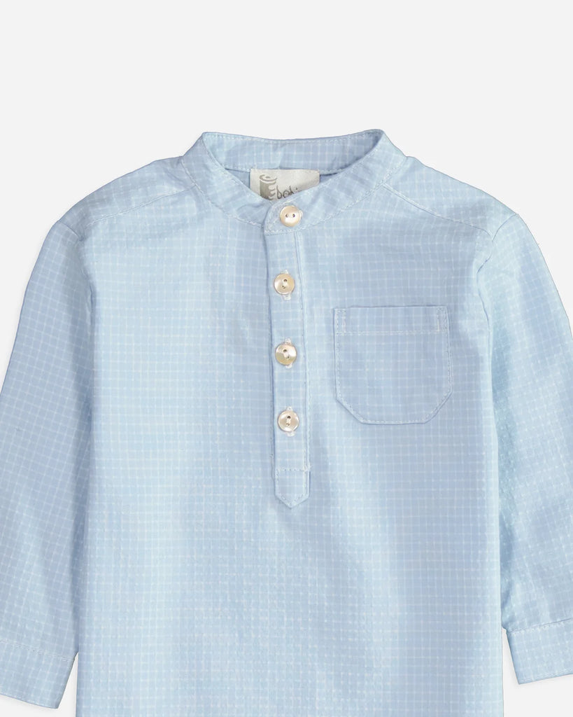 Zoom de la chemise pour bébé garçon bleue à quadrillage blanc et col mao de la marque Bobine Paris.