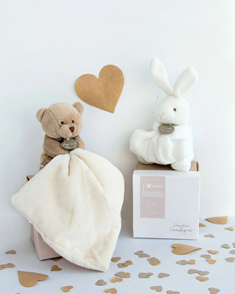 Doudou lapin blanc pour bébé avec son mouchoir de a marque Bobine Paris avec un doudou ourson de la collection.