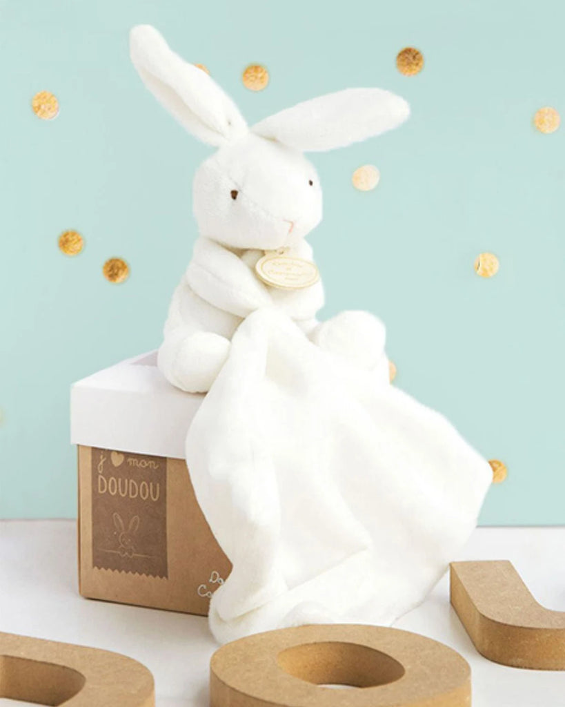 Doudou lapin blanc pour bébé avec son mouchoir de a marque Bobine Paris.