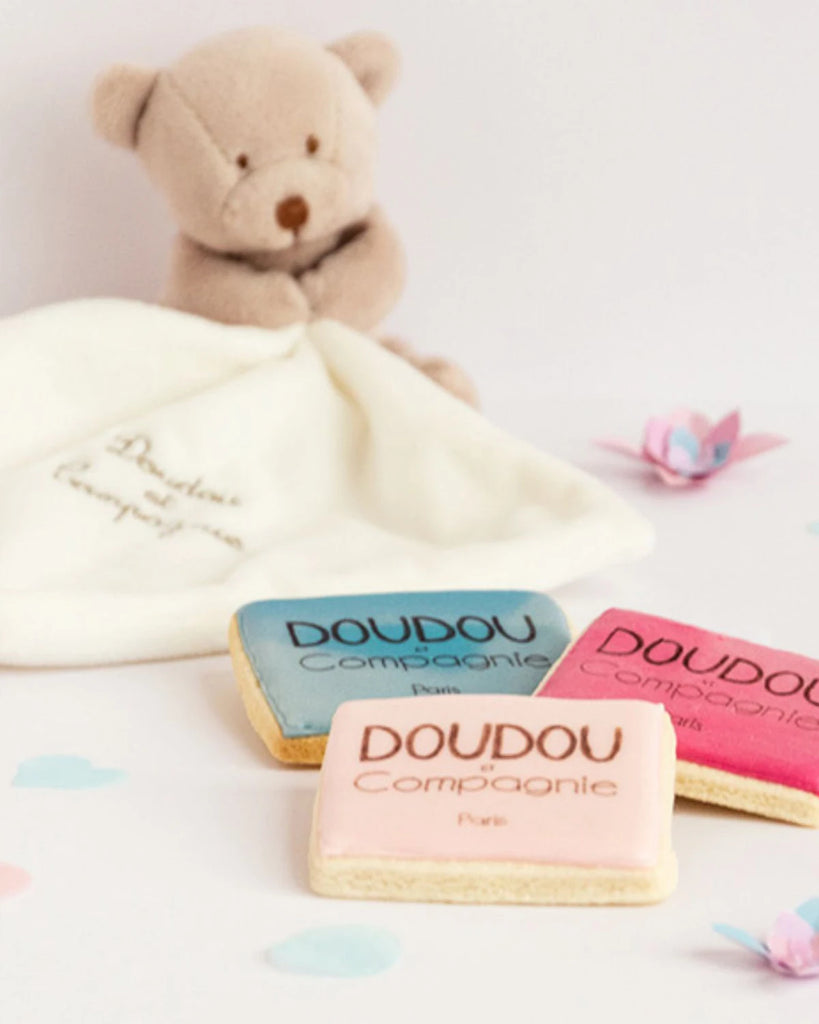 Vue en fond du doudou ourson avec son mouchoir pour bébé de la marque Bobine Paris.