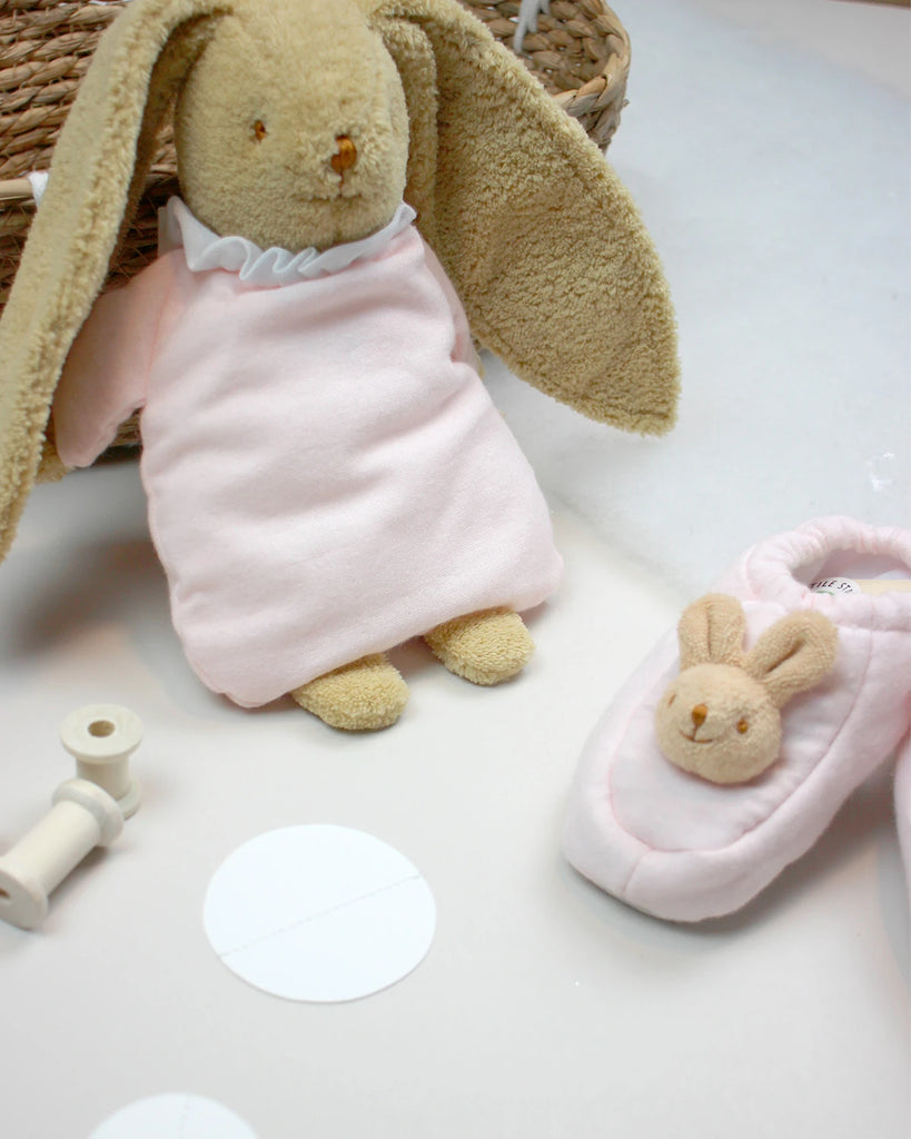 Doudou lapin rose pour bébé de la marque Bobine Paris avec le chausson assorti.