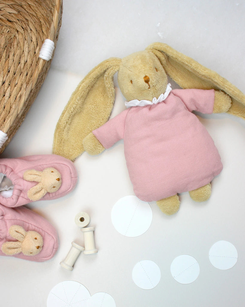 Image du doudou lapin couleur vieux rose de la marque Bobie Paris accompagné d'une paire de chaussons assortis.