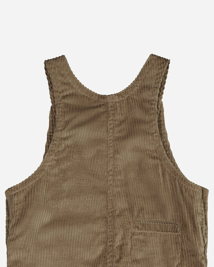 Zoom sur le col et manches bretelles de la salopette taupe en velours vue de dos.