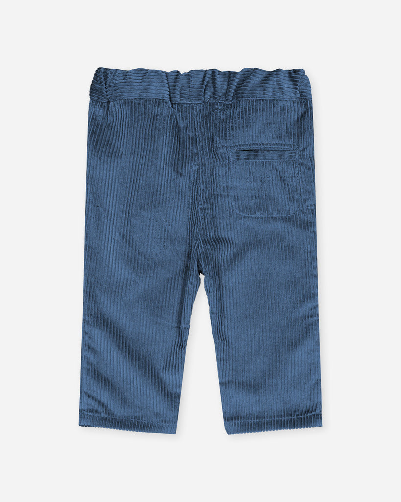 Vue de dos du pantalon bébé en velours côtelé bleu avec une poche au côté droit de la marque Bobine Paris.