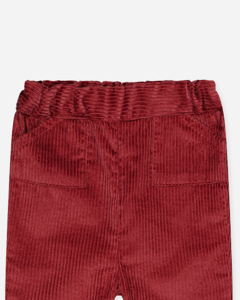 Zoom du pantalon en velours côtelé rouge brique de la marque Bobine Paris.