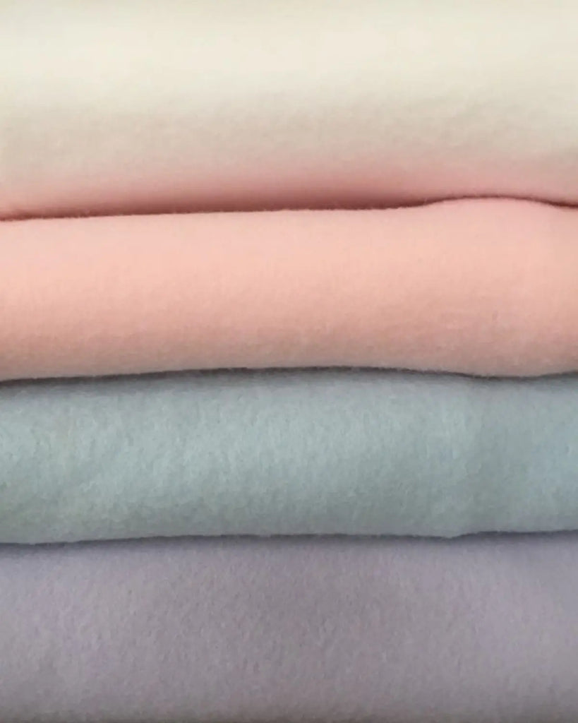 Photo des différentes couleurs de couverture à personnaliser en polaire à broderies étoiles de couleur à personnaliser de la marque Bobine Paris.