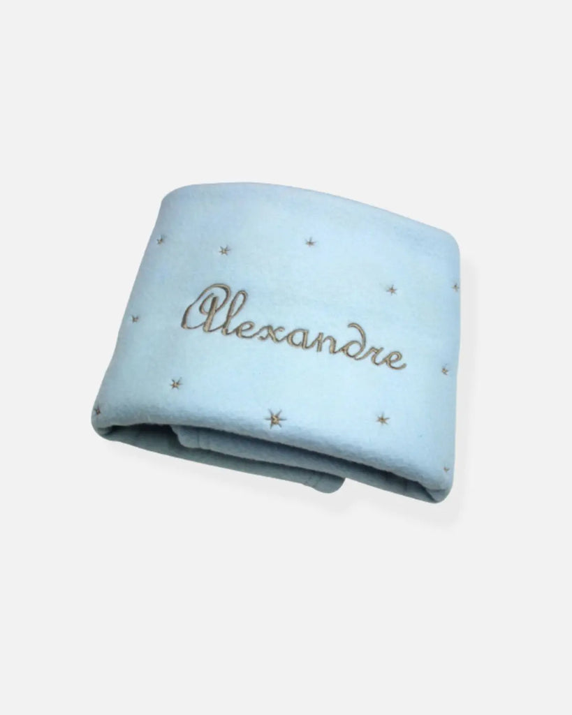 Exemple de la couverture à personnaliser en polaire à broderies étoiles de couleur à personnaliser de la marque Bobine Paris avec le prénom "Alexandre".
