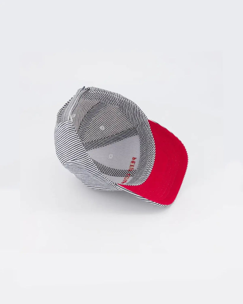 Vue du dessous et de l'intérieur de la casquette pour bébé à rayures marine et broderies "Petit loup" rouge de la marque Bobine Paris.
