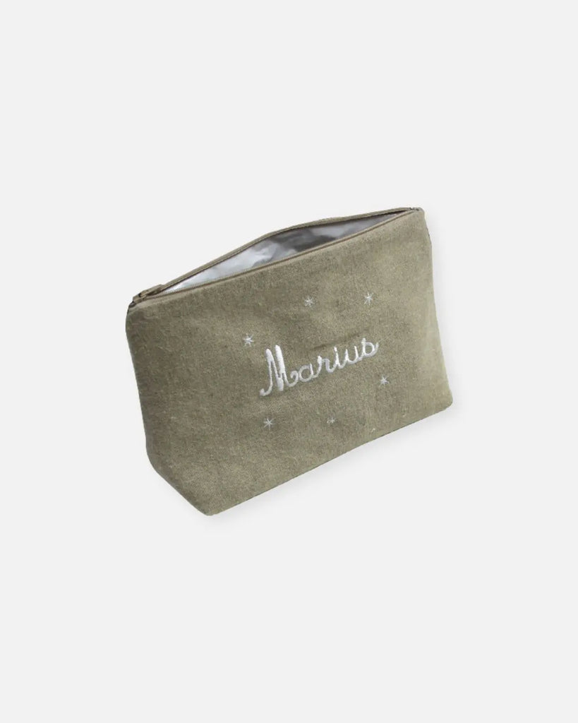 Exemple de trousse de toilette pour bébé beige personnalisable de la marque Bobine Paris avec le prénom "Marius".