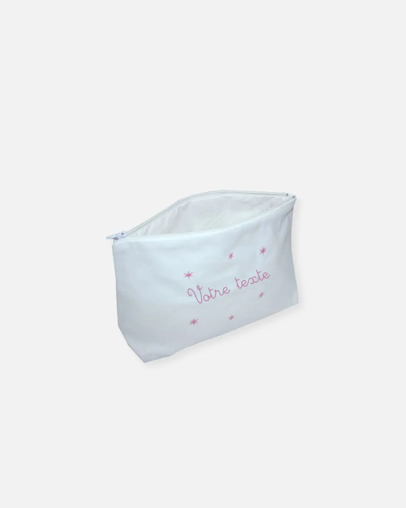 Vue de profil de la trousse de toilette pour bébé blanche broderies roses à personnaliser de Bobine Paris.