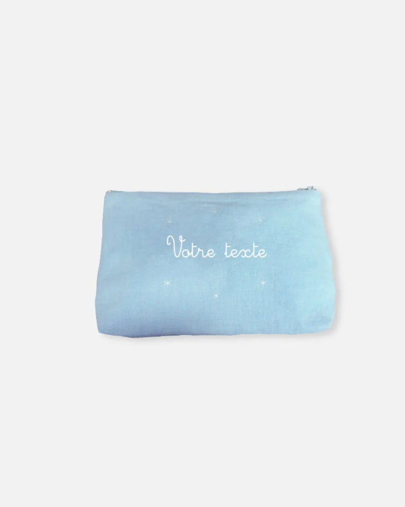 Trousse de toilette bleu ciel avec broderie personnalisable blanche de la marque Bobine Paris.
