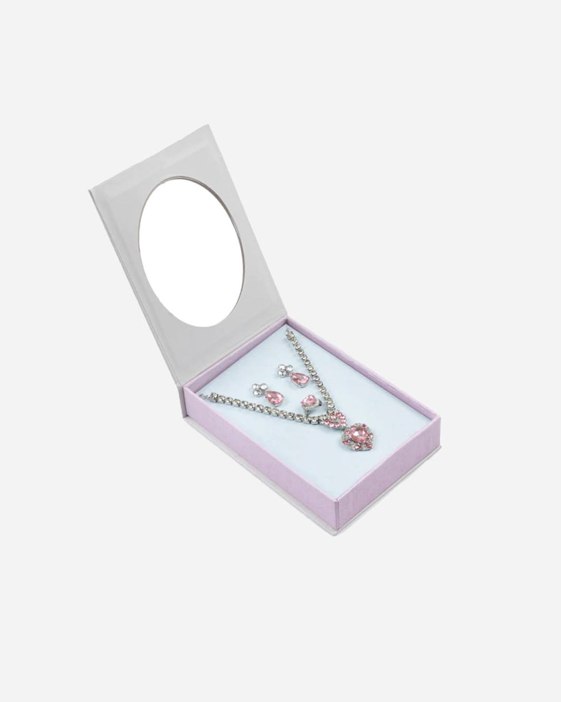 Assortiment de bijoux composé d'un collier en strass avec son pendantif coeur rose et des boucles d'oreilles assorties