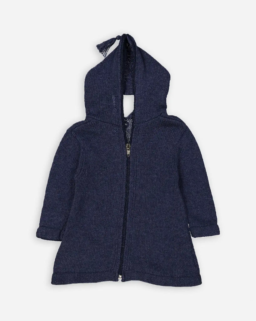 Vue de dos du burnous pour bébé en laine et cachemire couleur bleu denim de la marque Bobine Paris.