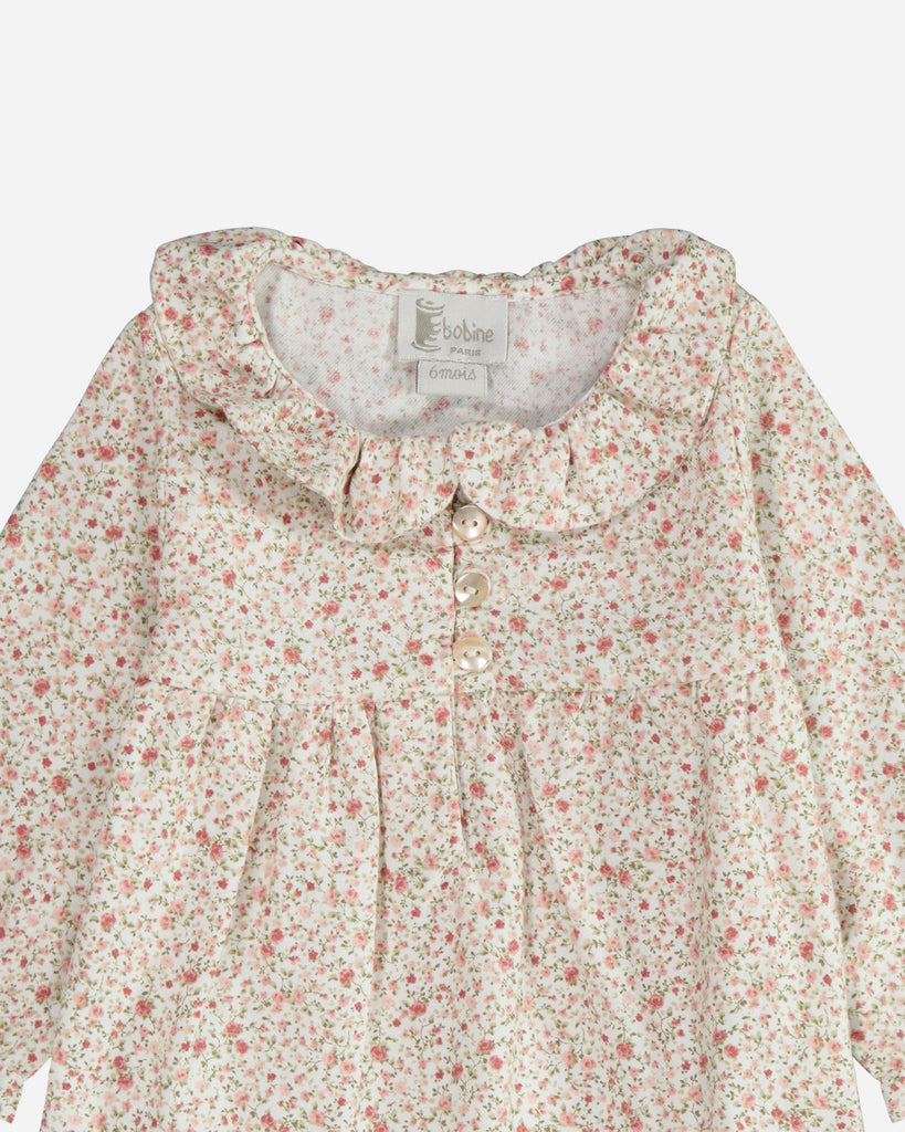 Zoom sur le col claudine de la blouse ava fleurie rouge.