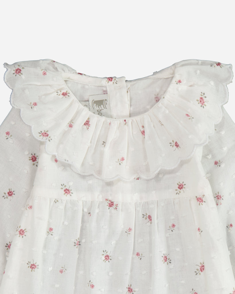 Zoom sur le large col volanté de la blouse plumetis.