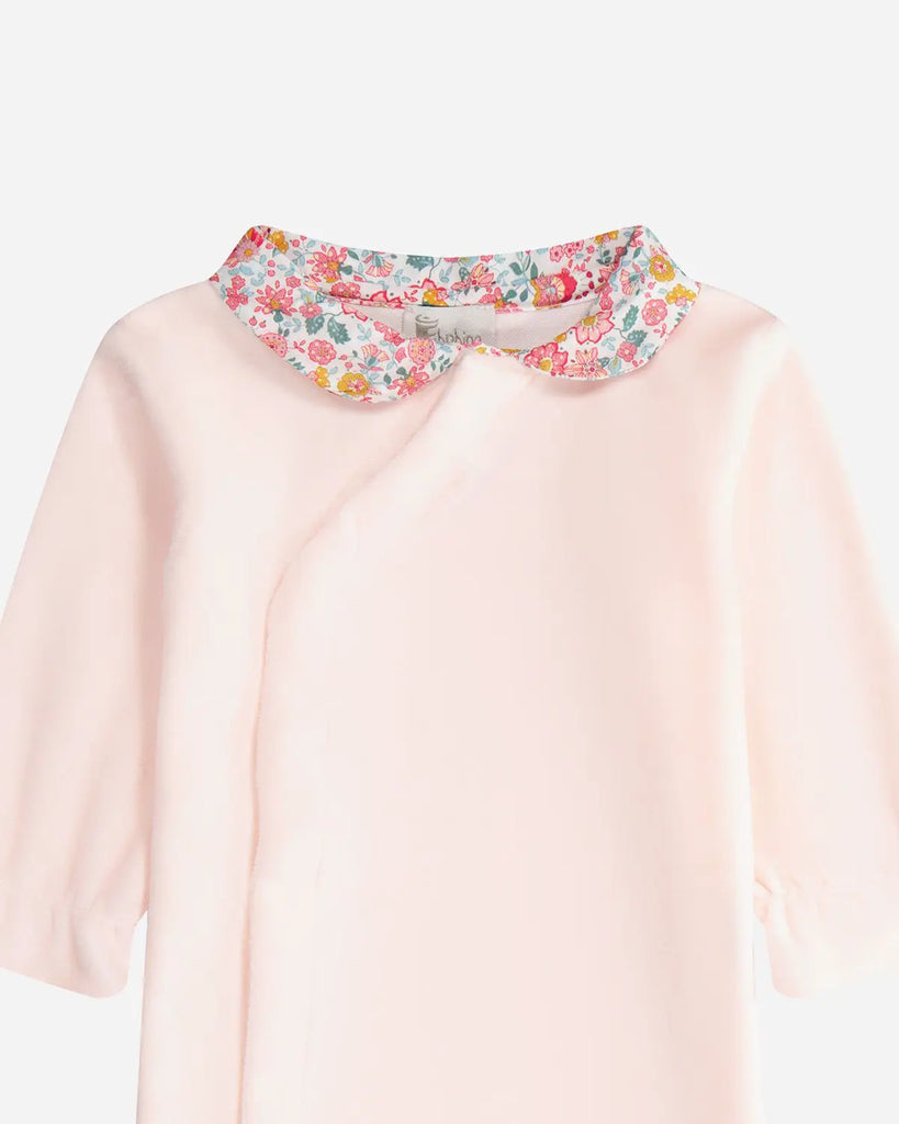 Zoom du pyjama pour bébé rose à col fleuri de la marque Bobine Paris.
