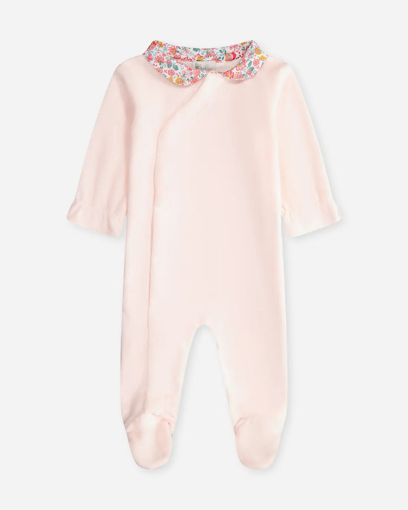Pyjama pour bébé rose à col fleuri de la marque Bobine Paris.