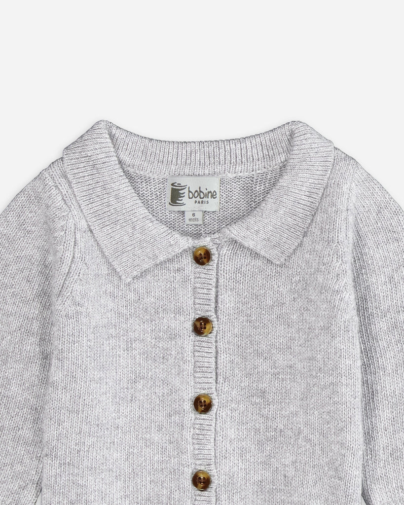 Zoom cardigan bébé gris à col polo en laine et cachemire de la marque Bobine Paris.