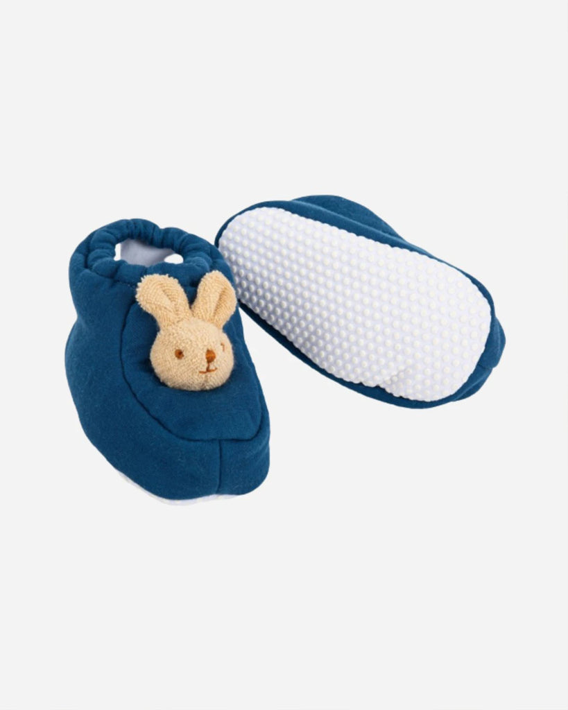 Vue du dessous des chaussons pour bébé bleu denim lapin de la marque Bobine Paris.