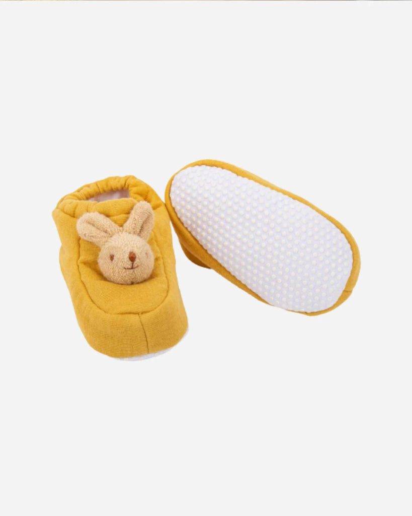 Vue du dessous des chaussons pour bébé lapin jaune moutarde de la marque Bobine Paris.