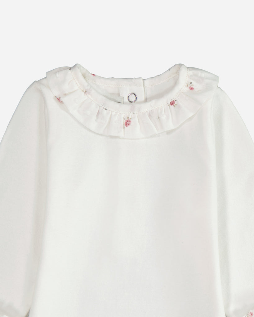 Zoom du col d'un body bébé blanc avec le col fleuri plumetis.