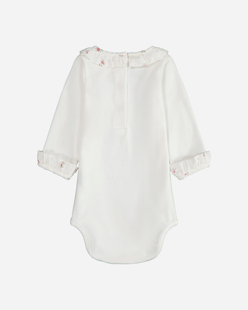 Vue de dos d'un body bébé blanc avec le col et le bout des manches fleuri plumetis.
