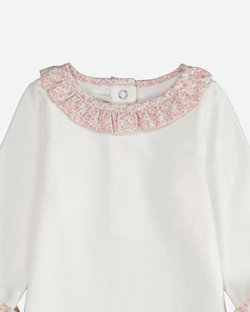 Zoom du col du body bébé blanc fleuri rose.