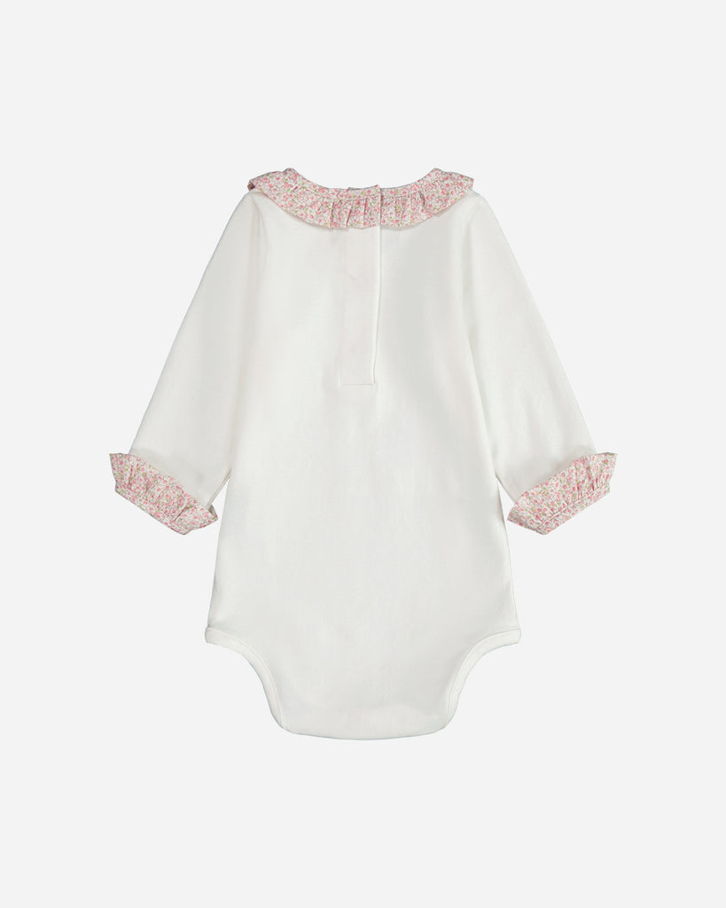 Vue de dos du body bébé blanc avec le col et le bout des manches fleuri rose.