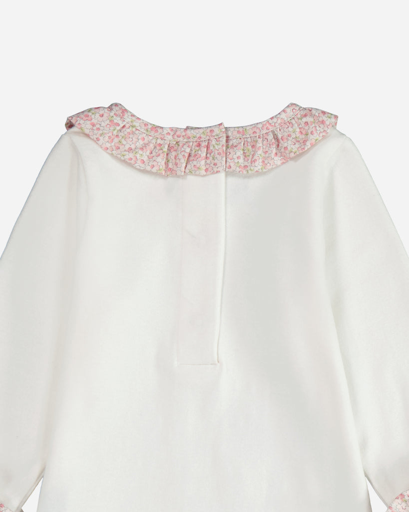 Zoom du col du body bébé blanc fleuri rose en vue de dos.