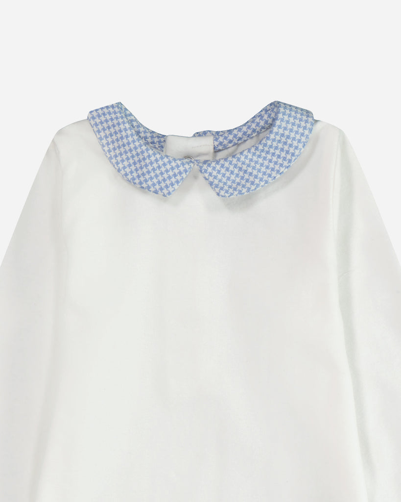 Zoom sur le col à motifs pied de poule d'un body pour bébé blanc.