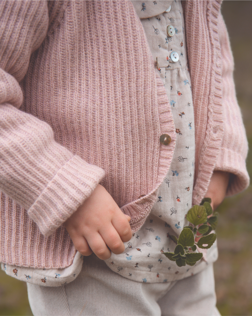 Zoom sur notre cardigan pour bébé fille et jeune enfant en laine et cachemire rose poudre