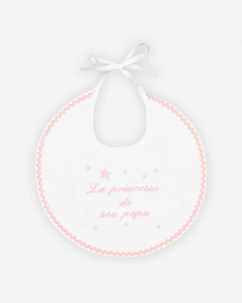 Bavoir blanc brodé 'la princesse de son papa' avec des étoiles et les finitions en rose de la marque Bobine Paris.