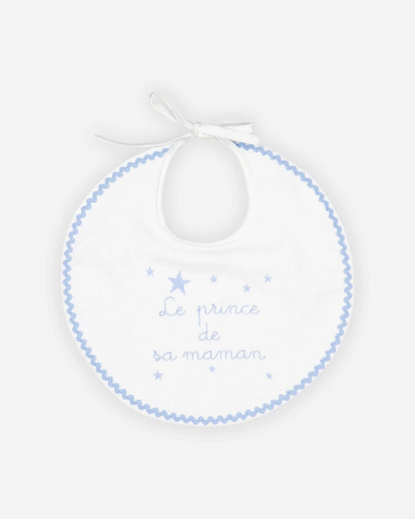 Bavoir blanc brodé 'Le prince de sa maman' avec des étoiles et les finitions bleues de la marque Bobine Paris.