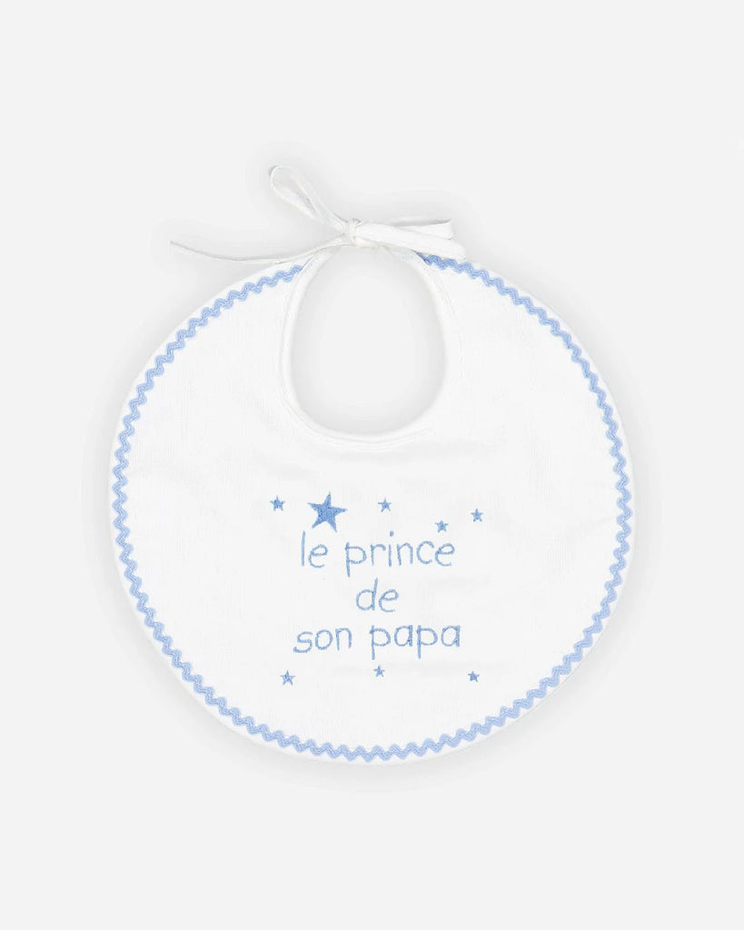 Bavoir blanc brodé 'le prince de son papa' avec des étoiles et les finitions en bleu ciel de la marque Bobine Paris.
