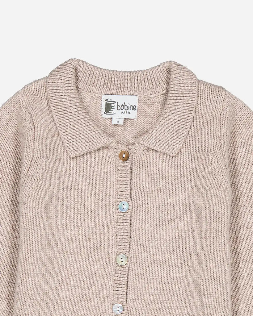 Zoom du cardigan bébé à col polo en laine et cachemire pour bébé beige de la marque Bobine Paris.