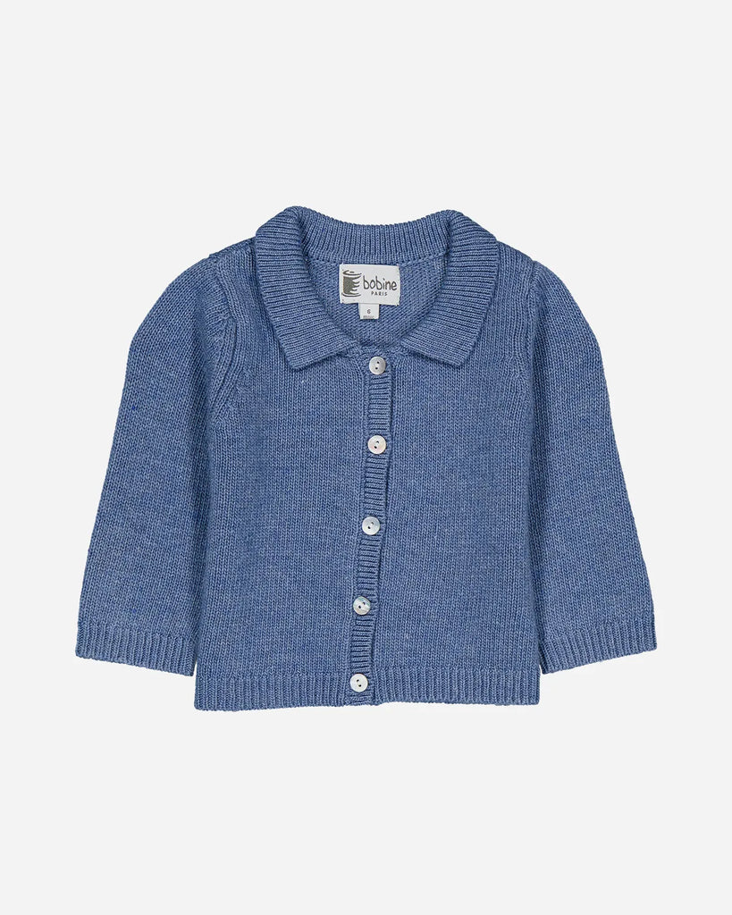 Cardigan bébé à col polo en laine et cachemire bleu jean pour bébé de la marque Bobine Paris.