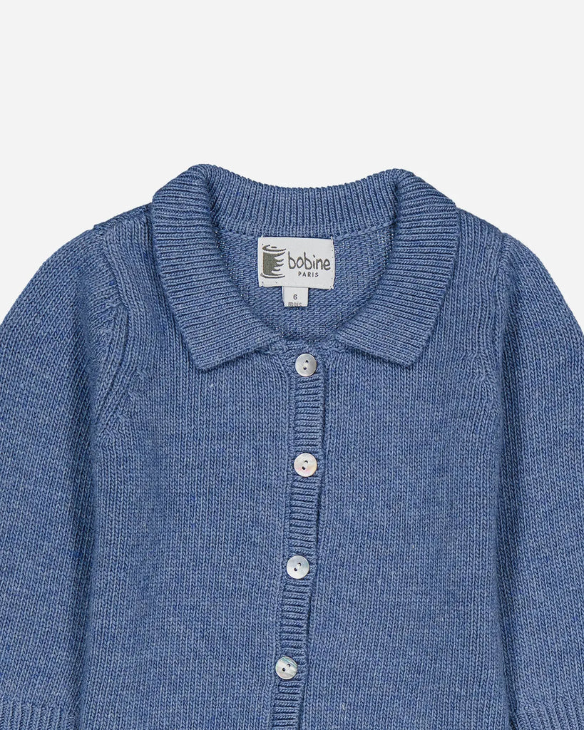 Zoom du cardigan bébé à col polo en laine et cachemire bleu jean pour bébé de la marque Bobine Paris.