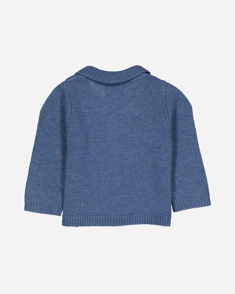 Vue de dos du cardigan bébé à col polo en laine et cachemire bleu jean pour bébé de la marque Bobine Paris.