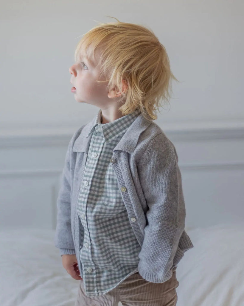 Vue portée d'un look avec le cardigan bébé gris à col polo en laine et cachemire de la marque Bobine Paris.